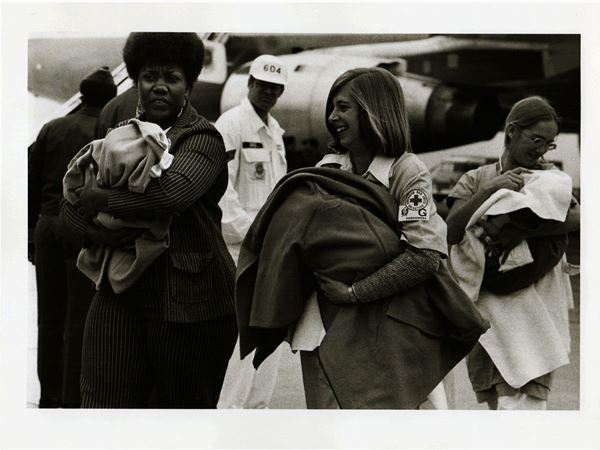Wayne Miller : Vietnamese orphans arriving in USA 1975  ((1918-2013))  - Auction Photography between the Nineteenth and Twentieth Centuries - Maison Bibelot - Casa d'Aste Firenze - Milano