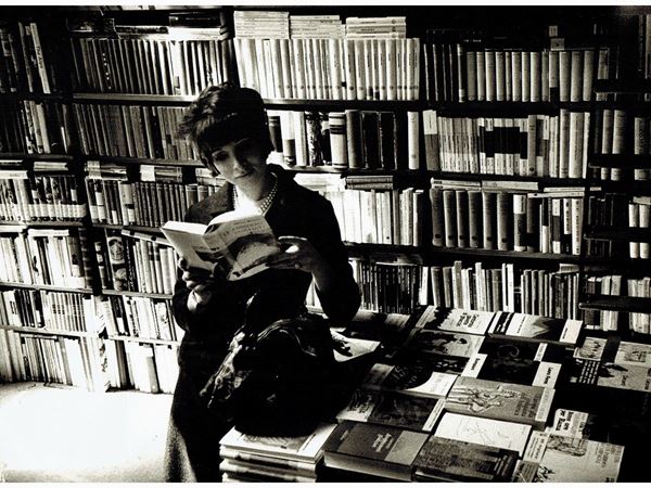 Uliano Lucas : Donna in libreria 1974  - Asta Fotografie del Novecento - Maison Bibelot - Casa d'Aste Firenze - Milano
