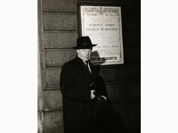 Farabola : Arthur Rubinstein alla Scala di Milano 1970 circa  - Asta Fotografie del Novecento - Maison Bibelot - Casa d'Aste Firenze - Milano