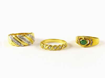Tre Anelli in Oro Giallo e Bianco, Smeraldo Ovale e Diamanti (3) G 13 Complessivi Lot Of 3 Yellow