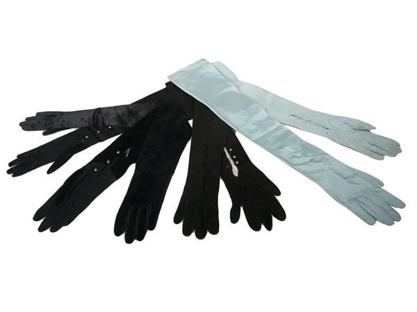 Lotti di quattro guanti lunghi da sera in pelle e tessuto
