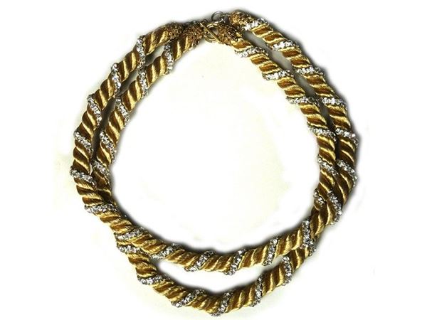 Collana composta da fili dorati torchon e catena di strass