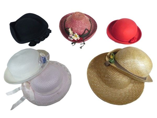 Lotto di sette cappellini da bambino