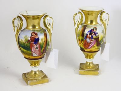 Coppia di Vasi Ad Anfora in Porcellana Policroma