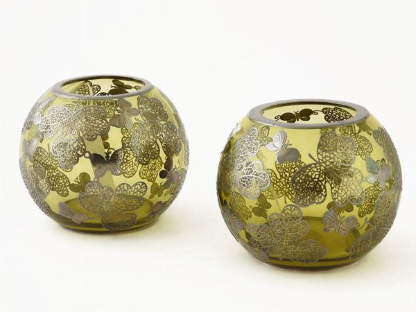 Coppia di piccoli vasi globulari in cristallo color ambra