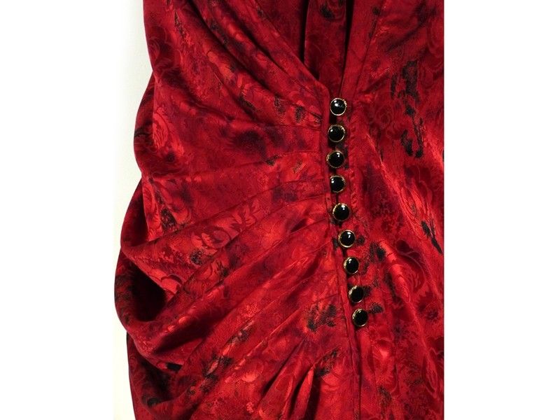 Abito in Seta Rossa con Fiori Neri