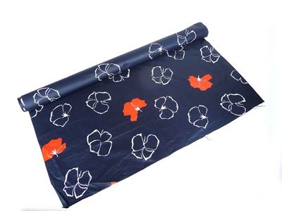 Un Rotolo di Tessuto "chintz" Floreale