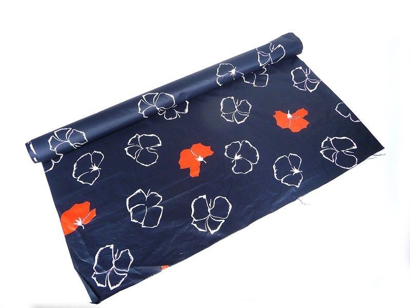 Un Rotolo di Tessuto "chintz" Floreale