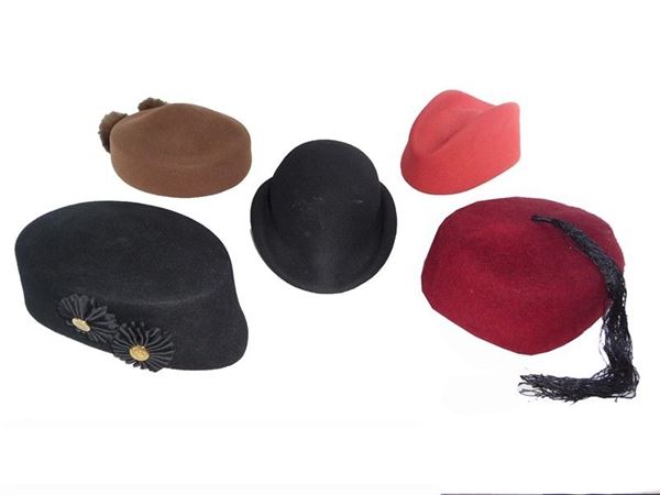 Lotto di cinque cappelli in lana e panno