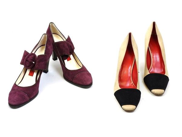 Due paia di decollettes in suede