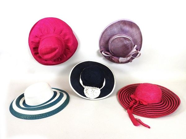 Lotto di cinque cappelli in paglia