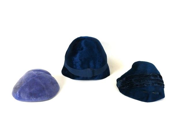 Lotto di tre cappelli in panno