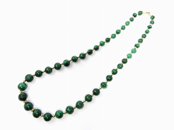 Collana scalare in malachite con fermezza e intercalari in argento dorato