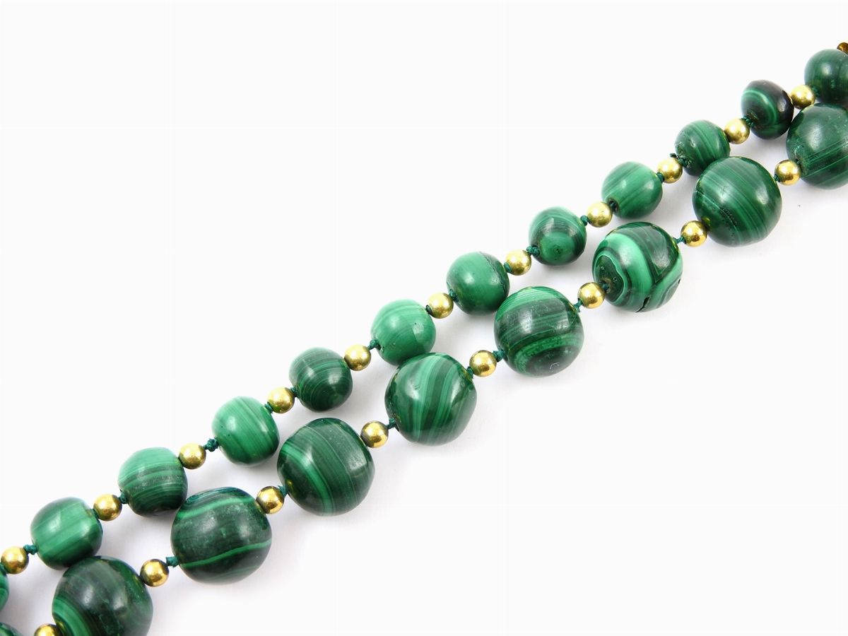 Collana Scalare in Malachite con Fermezza e Intercalari in Argento Dorato