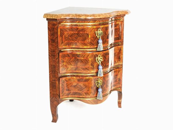 Kingwood, Walnut and other Woods Corner Cabinet  (mid 18th Century)  - Auction Curiosities from the Home of a Collector - III - Maison Bibelot - Casa d'Aste Firenze - Milano