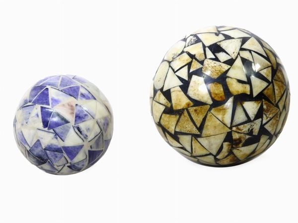 Due sfere decorative  - Asta Curiosità dalla dimora di un collezionista - III - Maison Bibelot - Casa d'Aste Firenze - Milano