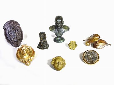 Lotto di Curiosità in Bronzo e Altri Materiali