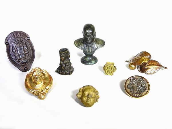 Lotto di curiosità in bronzo e altri materiali