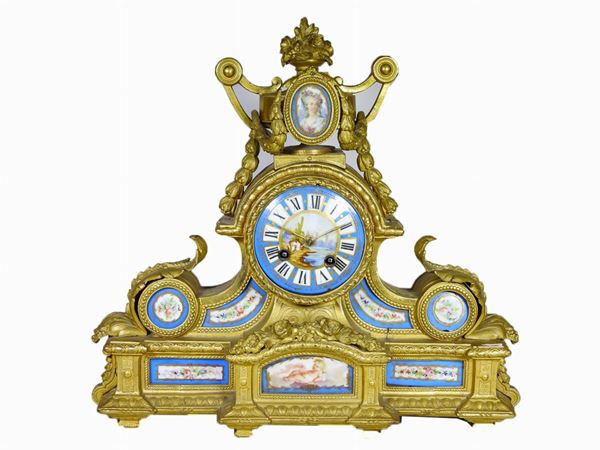 Gilded Metal and Painted Porcelain Mantel Clock  (France, late 19th Century)  - Auction Déballage: Interiors and Curiosities - I - Maison Bibelot - Casa d'Aste Firenze - Milano