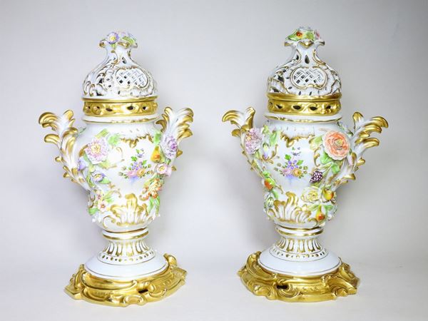 Coppia di vasi porta essenze in porcellana  - Asta Curiosità dalla dimora di un collezionista - III - Maison Bibelot - Casa d'Aste Firenze - Milano