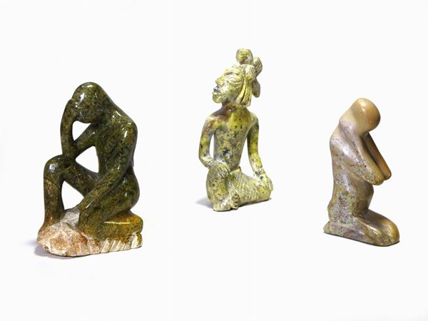 Tre piccoli gruppi in pietra saponaria  - Asta Curiosità dalla dimora di un collezionista - III - Maison Bibelot - Casa d'Aste Firenze - Milano