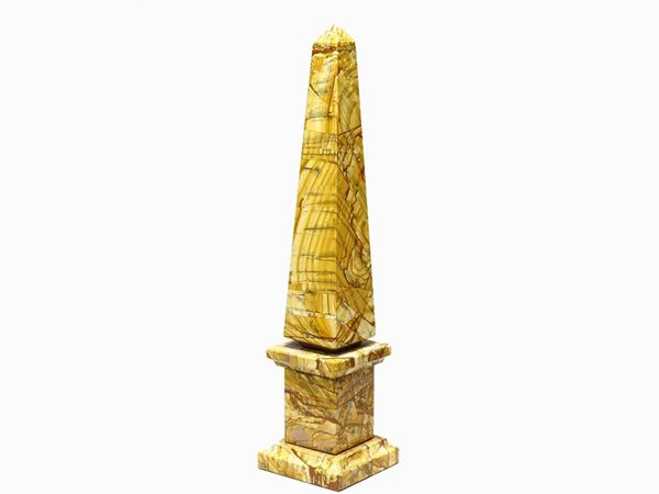 Obelisco in marmo  - Asta Curiosità dalla dimora di un collezionista - III - Maison Bibelot - Casa d'Aste Firenze - Milano