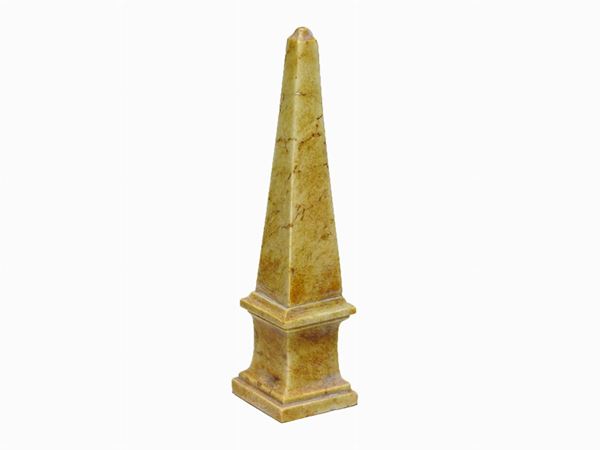 Obelisco in marmo