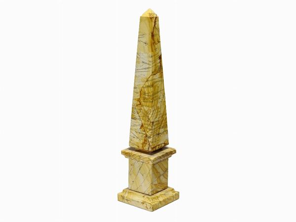 Obelisco in marmo  - Asta Curiosità dalla dimora di un collezionista - III - Maison Bibelot - Casa d'Aste Firenze - Milano