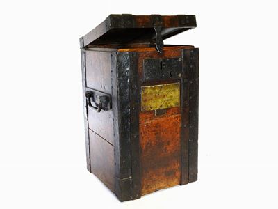Piccolo Baule in Legno e Metallo