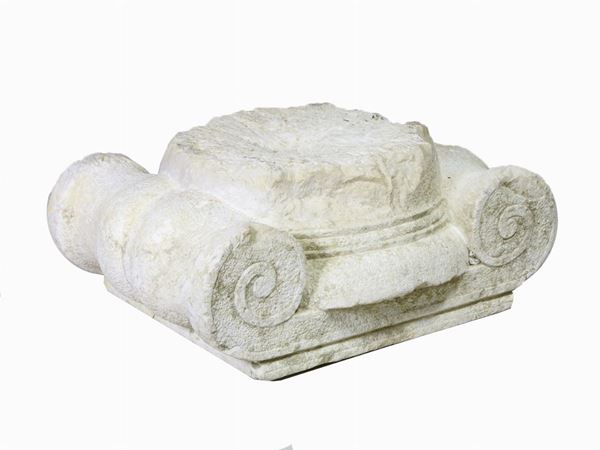 Frammento di antico capitello ionico in pietra  - Asta Curiosità dalla dimora di un collezionista - III - Maison Bibelot - Casa d'Aste Firenze - Milano