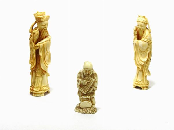Tre figure in avorio scolpito