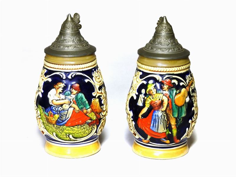 Coppia di Piccoli Tankard in Ceramica Policroma