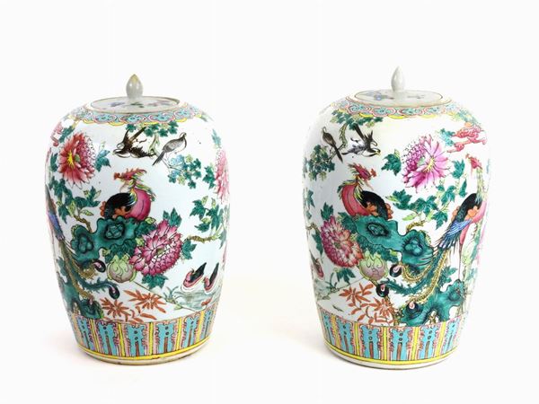 Pair of Painted Porcelain Lidded Vases  (China, 19th Century)  - Auction Antique Furniture and Old Master Paintings from a house in Florence - II - Maison Bibelot - Casa d'Aste Firenze - Milano