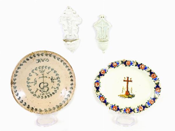 Lotto di oggetti in maiolica e ceramica