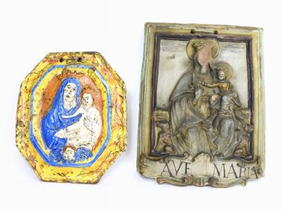 Due Placche in Maiolica Policroma e Terracotta Patinata