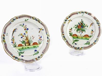Due Piatti in Maiolica Policroma