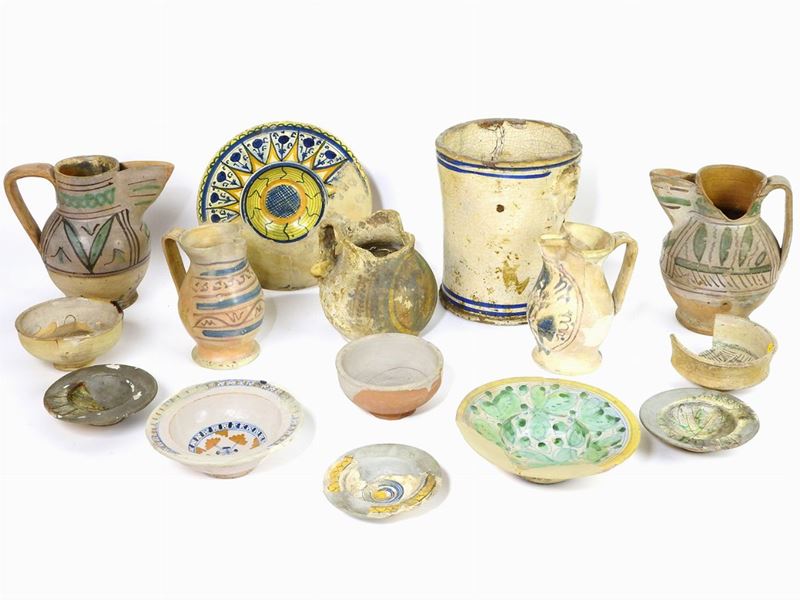 Grande Lotto di Oggetti in Terracotta e Maiolica