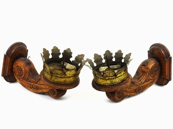 Two Walnut Wall Candle Holders  (17th Century)  - Auction Antique Furniture and Old Master Paintings from a house in Florence - II - Maison Bibelot - Casa d'Aste Firenze - Milano
