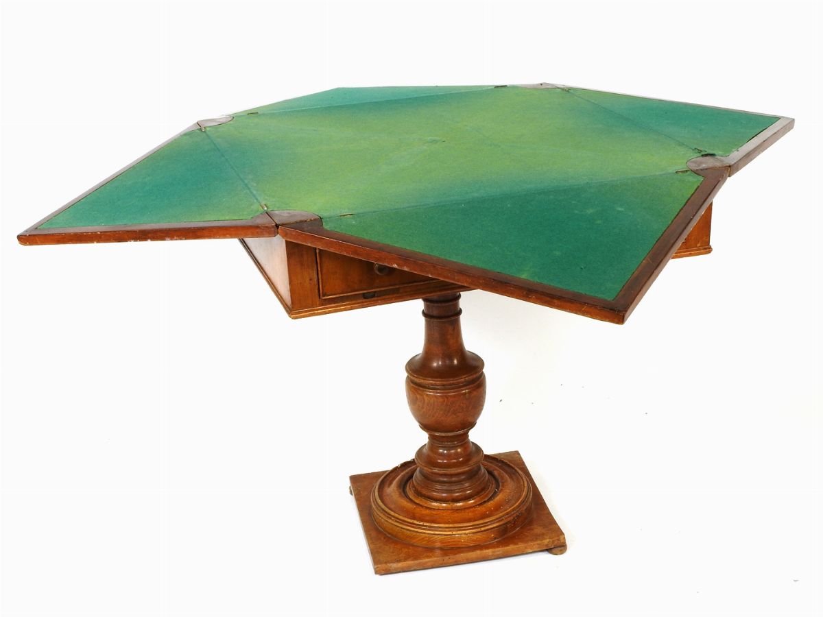Tavolino da Gioco a Fazzoletto Impiallacciato in Noce