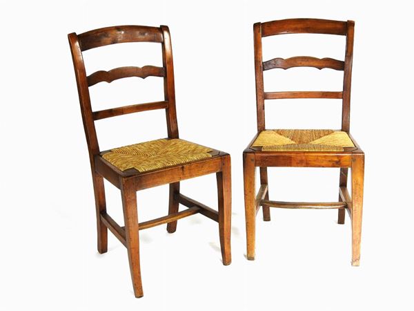 Serie di cinque sedie rustiche in noce