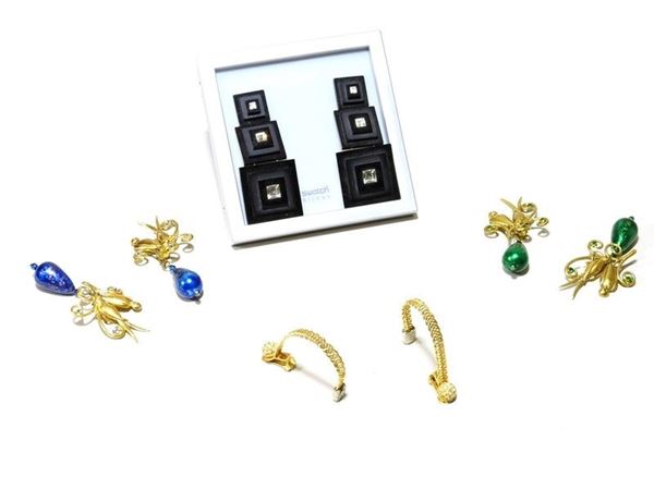 Lotto di orecchini bijoux in metallo dorato e strass e plastica nera