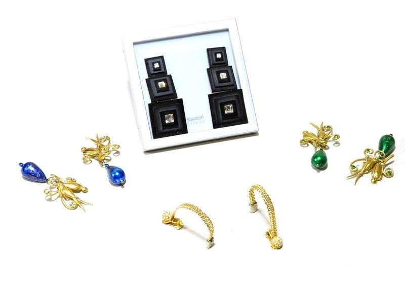 Lotto di Orecchini Bijoux in Metallo Dorato e Strass e Plastica Nera