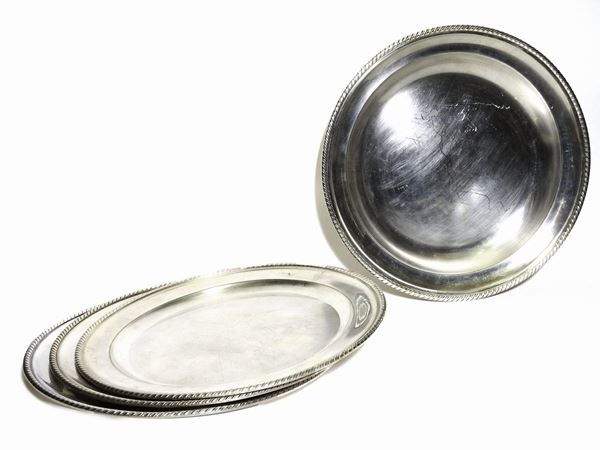 Serie di tre vassoi rotondi in metallo argentato