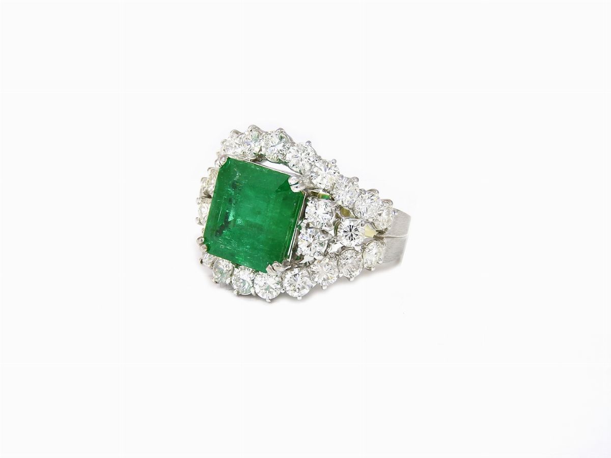 Anello in Oro Bianco, Diamanti e Smeraldo