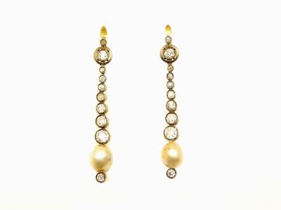 Paio di Orecchini in Oro Giallo e Argento, Diamanti e Perle Naturali