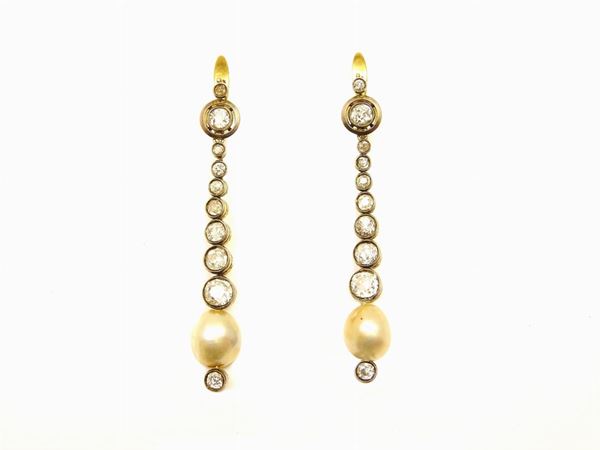 Paio di orecchini in oro giallo e argento, diamanti e perle naturali