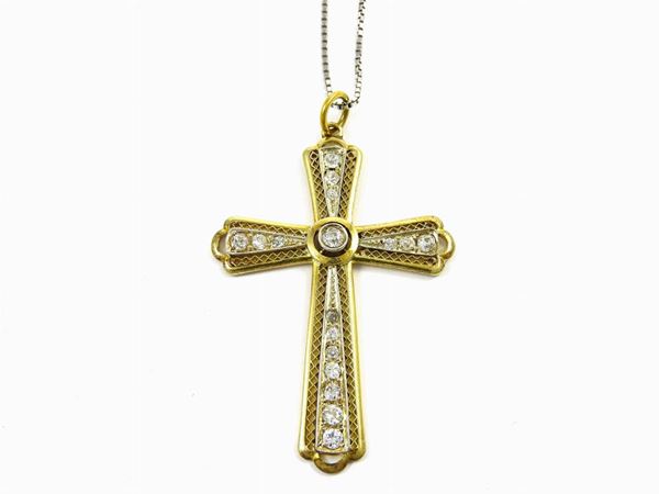 Croce in oro giallo, bianco e diamanti