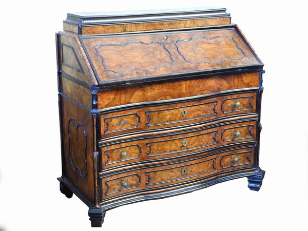 Burr Walnut Vennered Fall Front Chest of Drawers  (Lombardy, mid 18th Century)  - Auction Curiosities from the Home of a Collector - III - Maison Bibelot - Casa d'Aste Firenze - Milano
