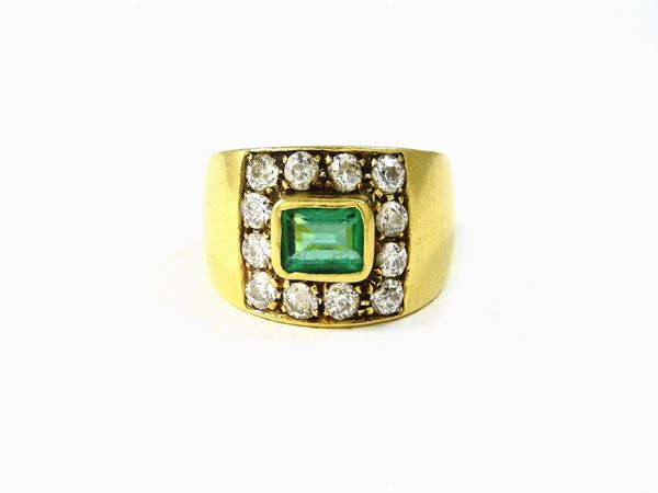 Yellow gold band ring with diamonds and green glass