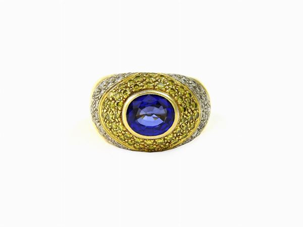 White and yellow gold ring with diamonds and sapphire